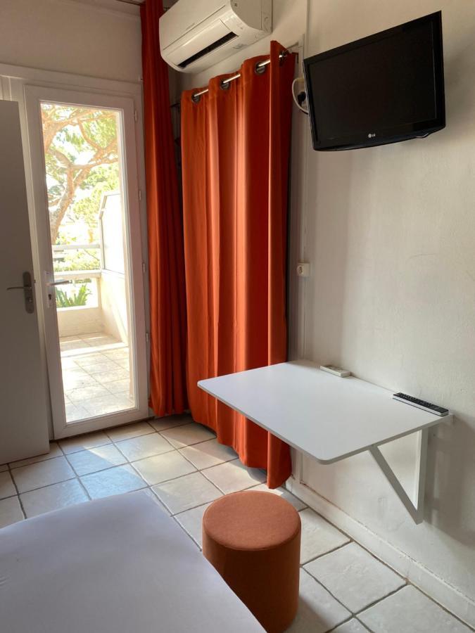 Logis Hotel Restaurant Le Kalliste Hyeres Bagian luar foto
