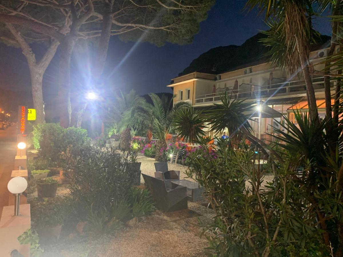 Logis Hotel Restaurant Le Kalliste Hyeres Bagian luar foto