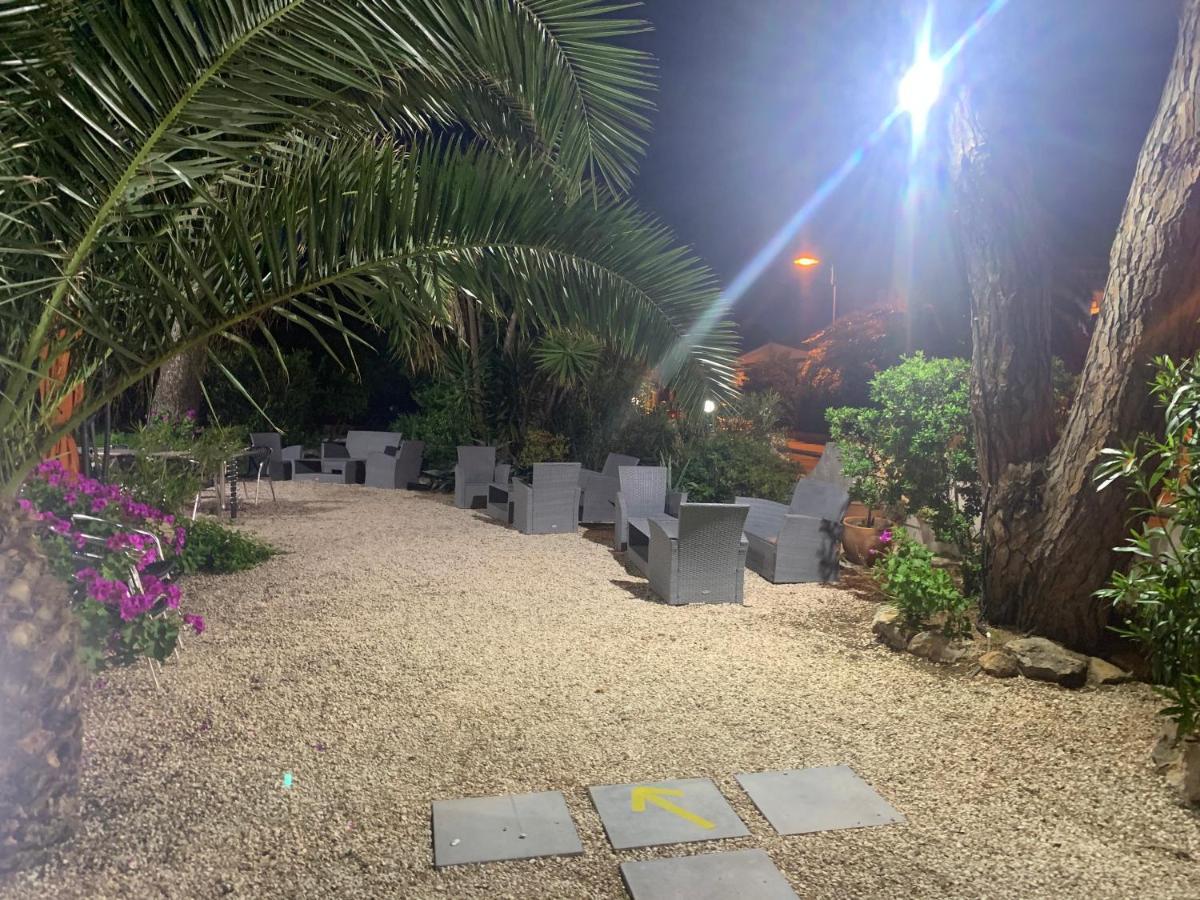Logis Hotel Restaurant Le Kalliste Hyeres Bagian luar foto