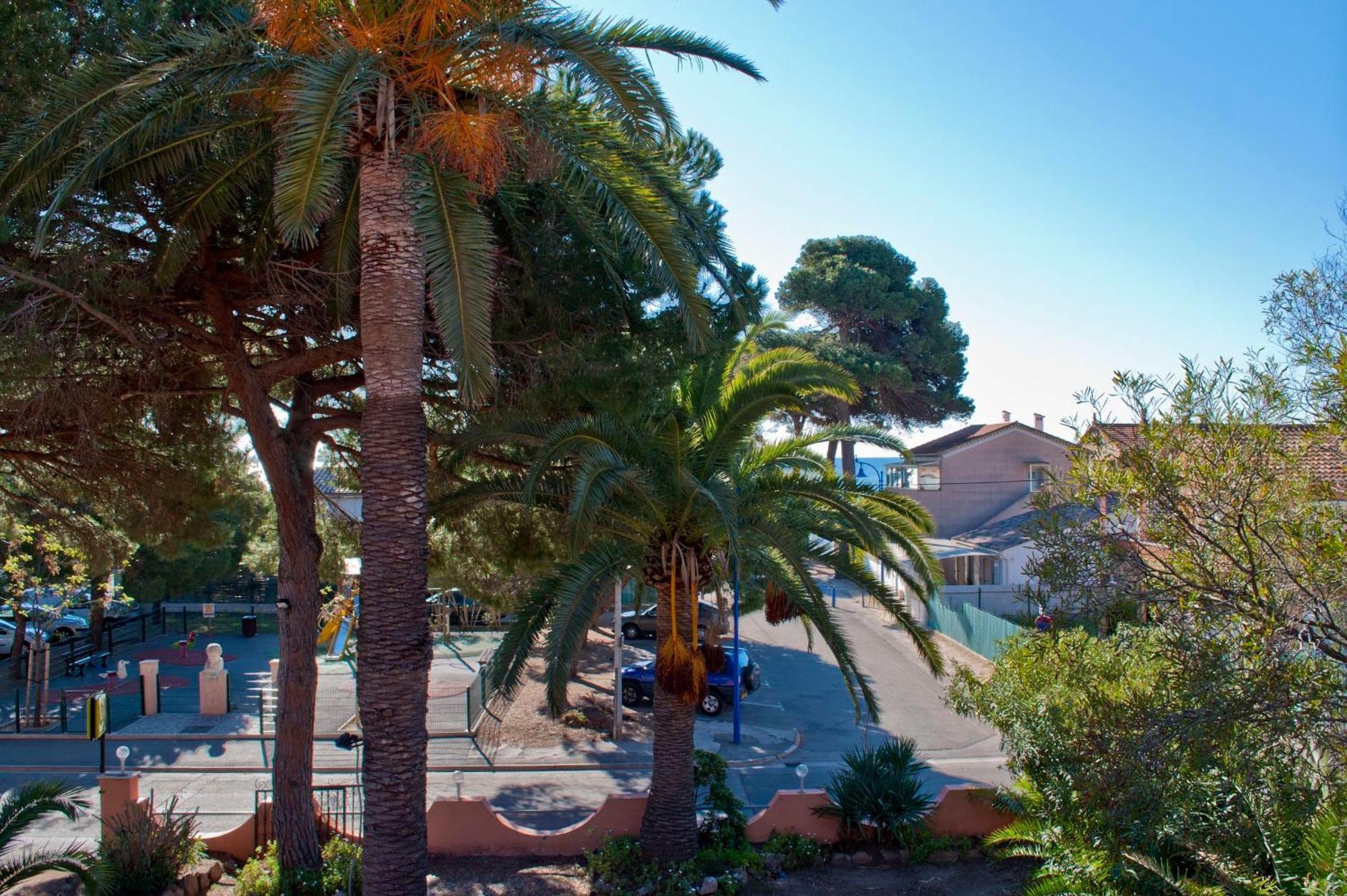 Logis Hotel Restaurant Le Kalliste Hyeres Bagian luar foto