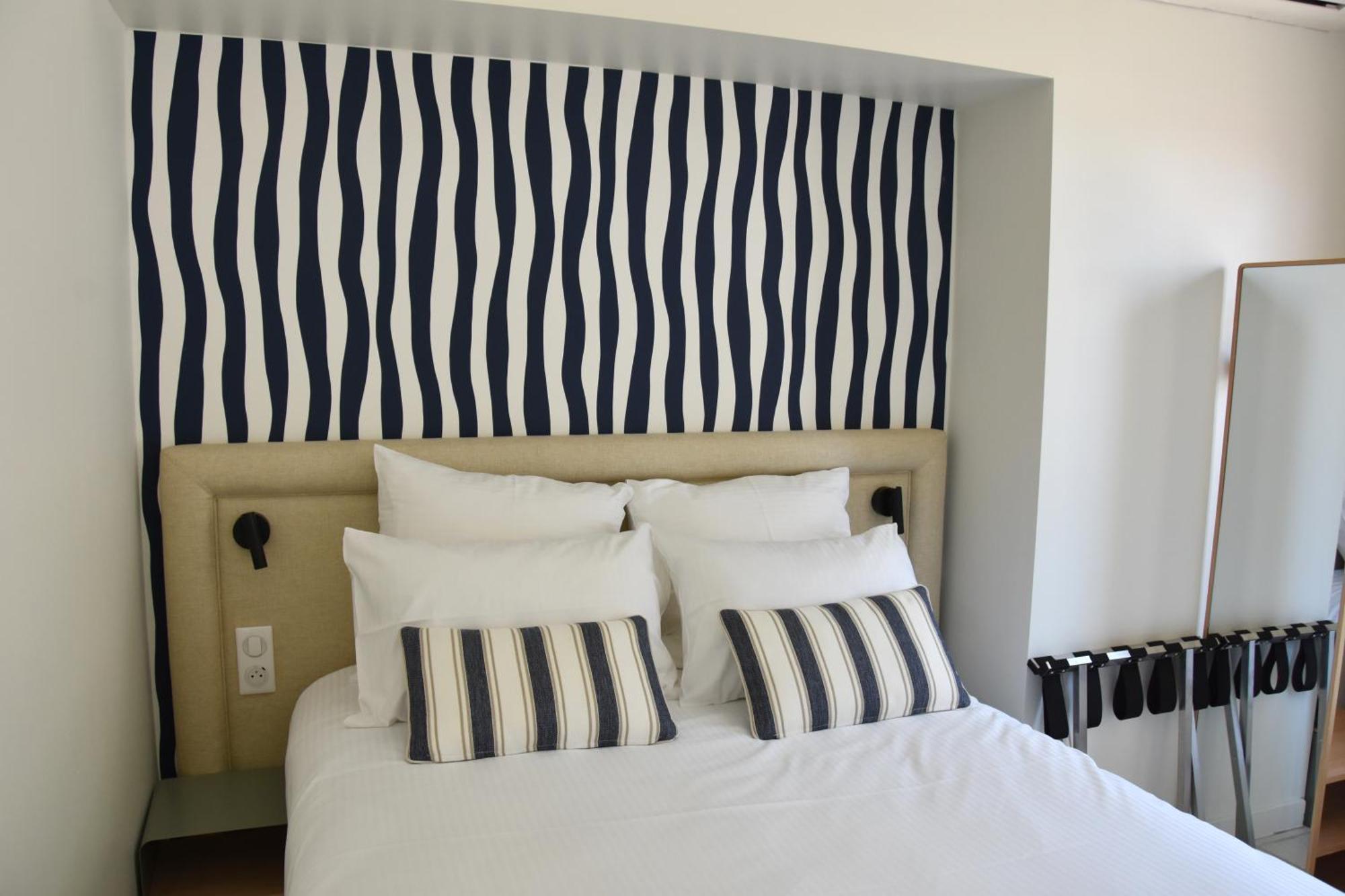 Logis Hotel Restaurant Le Kalliste Hyeres Bagian luar foto