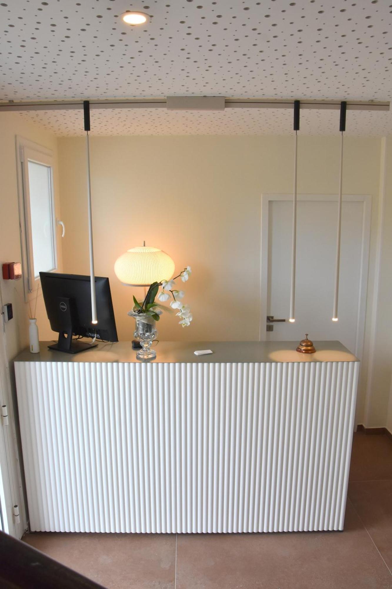 Logis Hotel Restaurant Le Kalliste Hyeres Bagian luar foto